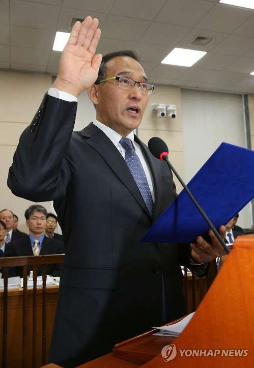 홍윤식 행정자치부 장관 후보자가 6일 오전 국회에서 열린 인사청문회에서 선서하고 있다.